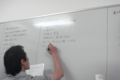 理想のリーダーに必要な要素を書き出している様子